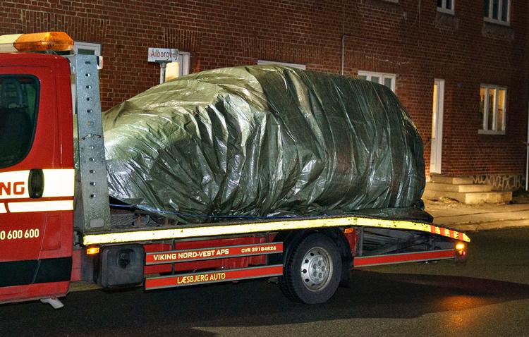 Politiet fjernede onsdag aften en sort bil (her gemt under presenning) på adresse i Flauenskjold i Nordjylland. Politiet ville skjule bilen for pressen. To 36-årige mænd er blevet anholdt i forbindelse med sagen om den savnede 22-årige kvinde Mia Skadhauge Stevn. Foto: Henning Bagger/Ritzau Scanpix