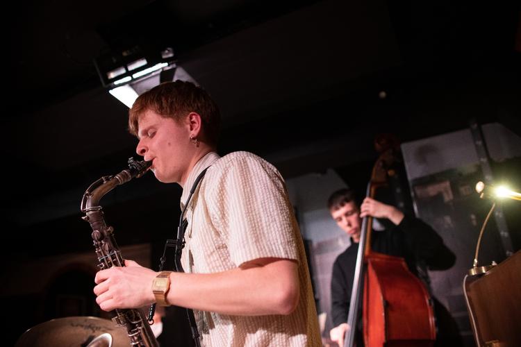 Saxofonisten Asger Nissen i front for gruppen Nissen Mosh på Vinterjazz. Bag hM bassisten Thorbjørn Stefansson. Foto: Odense Vinterjazz