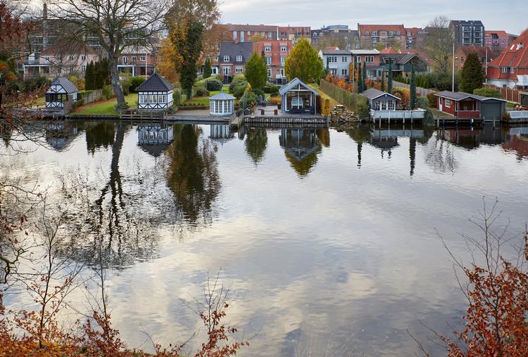 Gudenåen løber gennem flere byer på sin vej, blandt andet Silkeborg.  Foto: Morten Langkilde