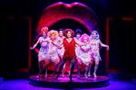Silas Holst triumferer i den danske opsætning af Cindy Laupers fodtøjsfejrende musical 'Kinky Boots'. Han sætter faktisk ikke en høj hæl forkert.  Foto: Miklos Szabo