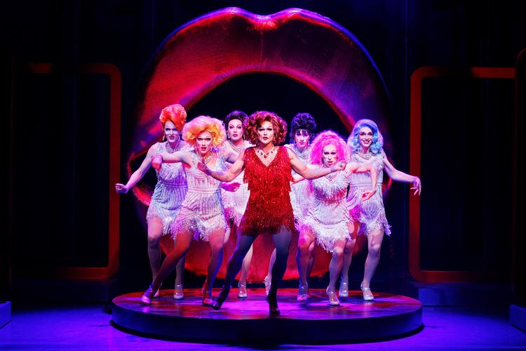 Silas Holst triumferer i den danske opsætning af Cindy Laupers fodtøjsfejrende musical 'Kinky Boots'. Han sætter faktisk ikke en høj hæl forkert.  Foto: Miklos Szabo