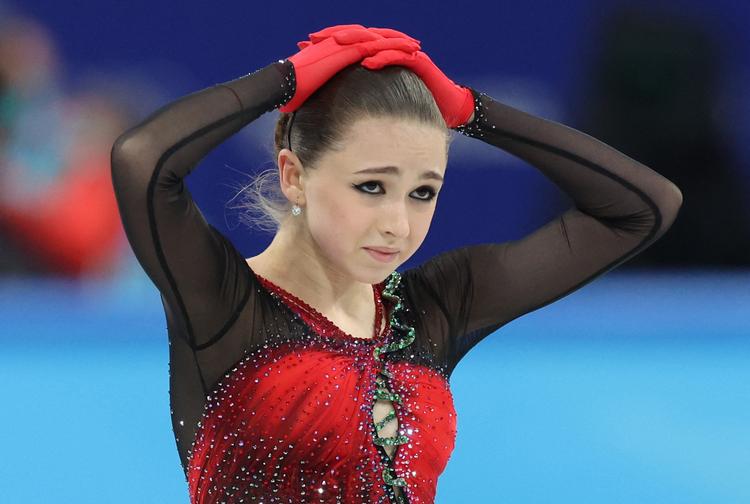 15-årige Kamila Valieva vandt med sit russiske hold mandagens holdbegivenhed i kunstskøjteløb i Beijing. Foto: Phil Noble/Ritzau Scanpix