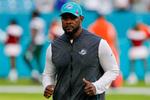Brian Flores ser nu ud til at kunne blive udstødt fra NFL ligesom Colin Kaepernick efter, at træneren har lagt sag an mod ligaen. Foto: Sam Navarro/Ritzau Scanpix