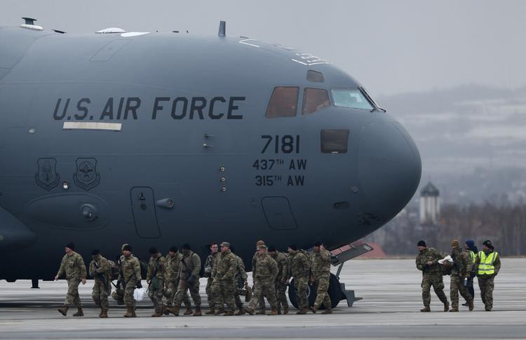 USA har sendt soldater til flere europæiske lande som en advarsel til Rusland. Tirsdag ankom en flok til Polen. Joe Biden har dog ikke planer om at sætte dem ind i Ukraine, hvis Putin skulle give grønt lys for en invasion. Foto: Jakub Stezycki/Ritzau Scanpix