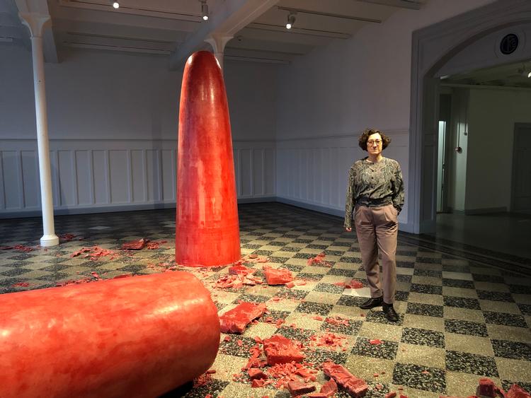 Foto er taget på Julie Stavads aktuelle udstilling ”I am here for pleasure but it is no fun” på overgaden 