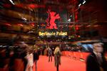   Den røde løber er rullet ud for gæster til Berlinalen igen i år. Men i Berlinale Palast og biograferne kører filmene med reduceret antal af tilskuere og under stramt styrede restriktioner ved festival nummer 72. Foto: Stefanie Loos/Ritzau Scanpix