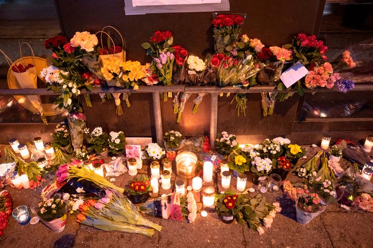 Der er lagt blomster på stedet hvor Mia Skadhauge Stevn natten til søndag sidst blev set, da hun steg ind i en bil, ved Netto på Vesterbro i Aalborg. Foto: Bo Amstrup/Ritzau Scanpix