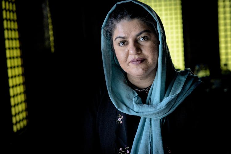 Marzia Hafisi var vært på en afghansk tv-station. I dag gemmer hun sig for Taleban  og prøver at forsørge sin mor og sine søstre ved at drive en tøjbutik  Foto: Mads Nissen/POLITIKEN