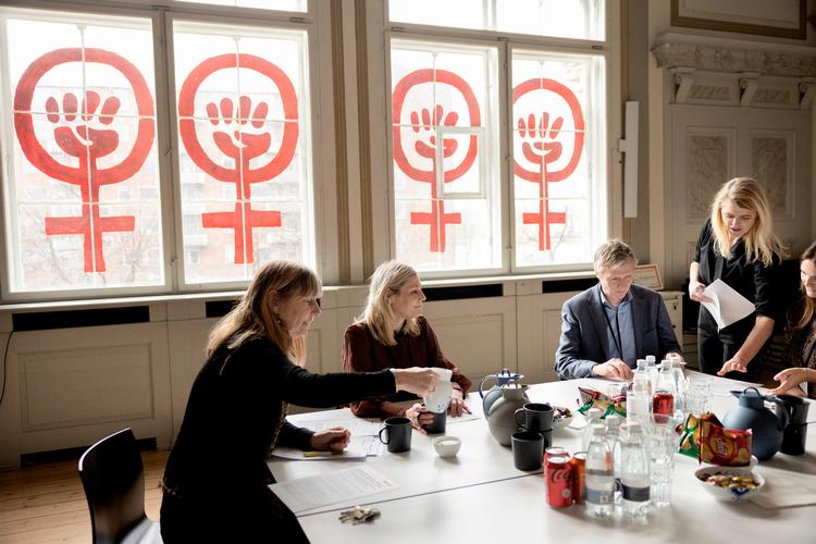 Mette Marie Yde, konstitueret direktør i Danner, deler organisationens bud på en handleplan mod kvindedrab rundt. Omkring den nye minister Trine Bramsen sidder hendes embedsfolk.  Foto: Thomas Borberg