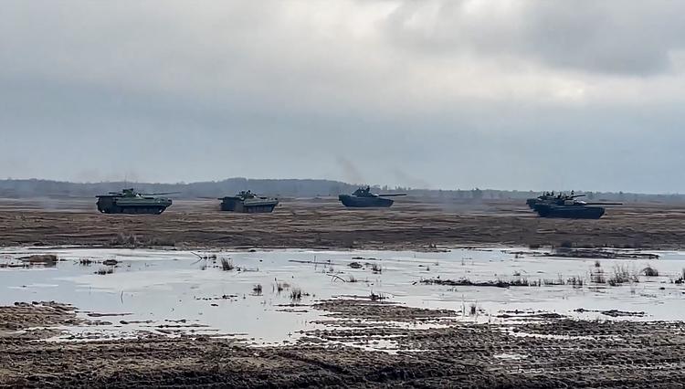 Ruslands forsvarsministerium udsendte fredag billeder af russiske og hviderussiske styrker på en øvelse på en skydebane i Hviderusland. Peter Viggo Jakobsen fra Forsvarsakademiet fortæller, at nogle af de øvelser, som Rusland laver i Sortehavet og Hviderusland ville kunne bruges som dække for en invasion. Foto: Handout/Ritzau Scanpix