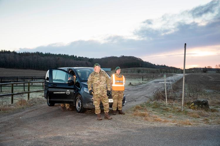 Hjemmeværnet fotograferet i går, hvor de spærrede vejene ved Pindbakvej og Lilleskovvej, mens Nordjyllands Politi arbejdede i Dronninglund Storskov. Foto: Bo Amstrup/Ritzau Scanpix