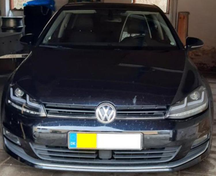 Politiet har frigivet flere billeder af den sorte Golf 2.0 TDI fra 2015 på papegøjeplader - altså nummerplader med både hvid og gul farve. Politiet opfordrer folk til at henvende sig, hvis de har set den - også i skovområdet Hammer Bakker. Foto: Nordjyllands Politi 