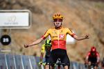 Anthon Charmig jubler efter sejren i Tour of Oman. Foto: A.S.O./Oman Cycling Association/Pauline Ballet. 