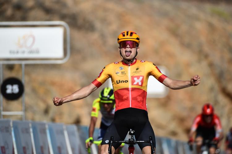 Anthon Charmig jubler efter sejren i Tour of Oman. Foto: A.S.O./Oman Cycling Association/Pauline Ballet. 