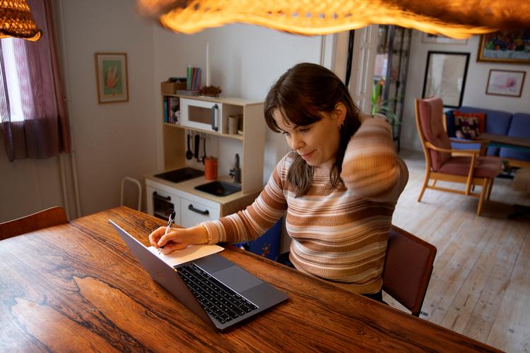 Det er helt normalt, at aktierne går op og ned. Som ny investor oplevede Anne Carina Christensen, hvor svært det var at have is i maven og vente på bedre tider. Foto: Finn Frandsen