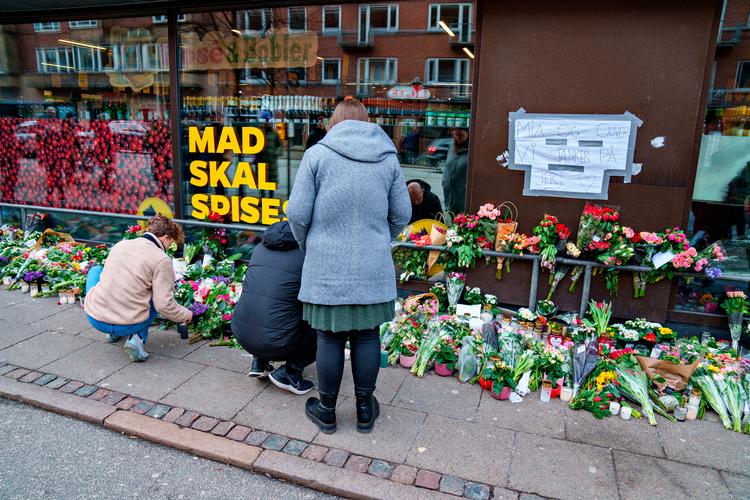 Blomster og lys til ære for den dræbte Mia Skadhauge Stevn  og Oliver Ibæk Lund, der døde, da han faldt i havnen i Aalborg. Billedet er taget lørdag. i Aalborg.  Foto: Henning Bagger/Ritzau Scanpix