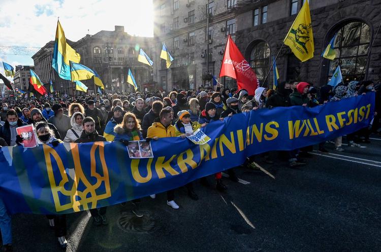 Demonstranter på gade i Kijev i går. På banneret står 'Ukrainere vil gøre modstand'.  Foto: Sergei Supinsky/Ritzau Scanpix