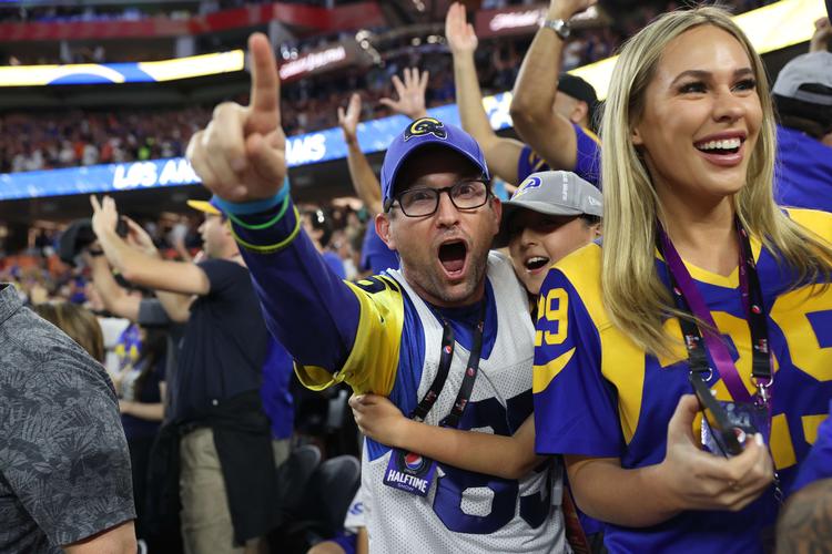     INGLEWOOD, CALIFORNIA - FEBRUARY 13: Fans react during Super Bowl LVI at SoFi Stadium on February 13, 2022 in Inglewood, California. The Los Angeles Rams defeated the Cincinnati Bengals 23-20. Katelyn Mulcahy/Getty Images/AFP == FOR NEWSPAPERS, INTERNET, TELCOS &amp; TELEVISION USE ONLY ==   Foto: Katelyn Mulcahy/Ritzau Scanpix