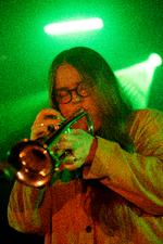 33-årige Emma-Jean Thackray trækker messingblæser-traditionerne fra opvæksten i kulminedistriktet Yorkshire med ind i sin psykedeliske blanding af funk, soul og spirituelle jazz om kosmos og kærlighed.  Foto: Thomas Borberg