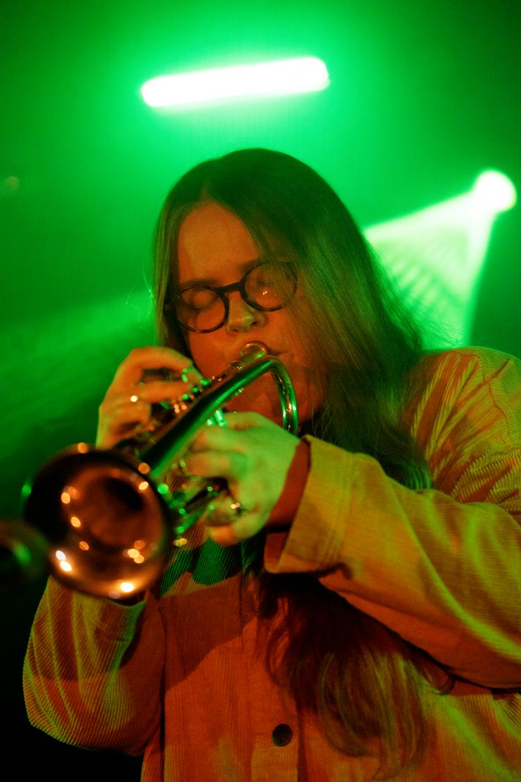 33-årige Emma-Jean Thackray trækker messingblæser-traditionerne fra opvæksten i kulminedistriktet Yorkshire med ind i sin psykedeliske blanding af funk, soul og spirituelle jazz om kosmos og kærlighed.  Foto: Thomas Borberg