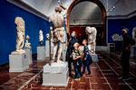Gæster på Glyptoteket, da man stadig skulle have mundbind på. Det behøver du ikke længere. Foto: Jacob Ehrbahn