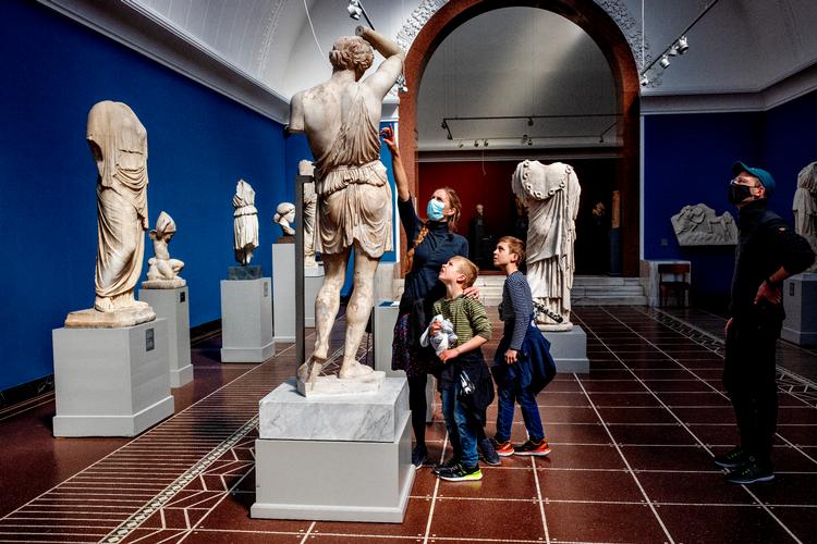 Gæster på Glyptoteket, da man stadig skulle have mundbind på. Det behøver du ikke længere. Foto: Jacob Ehrbahn