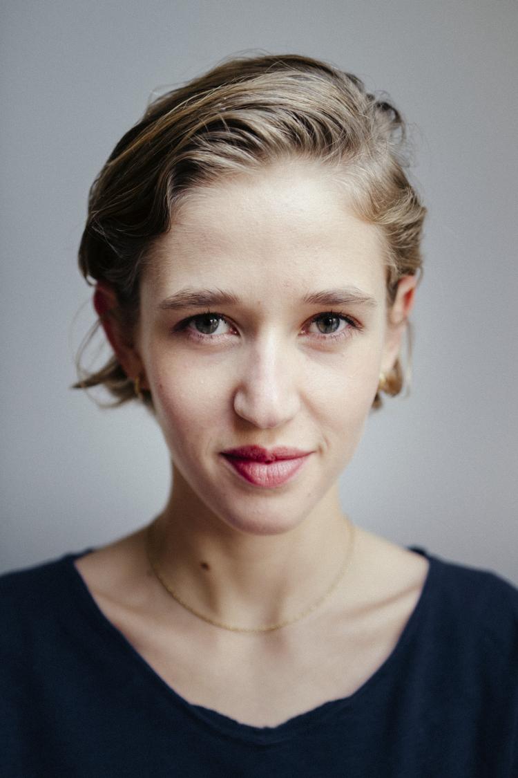 Jeg ville ønske, at vi kunne være lidt mere alvorlige og give øjeblikket værdi i Danmark. For eksempel når nogen holder tale eller modtager en pris, siger Marie Reuther. 