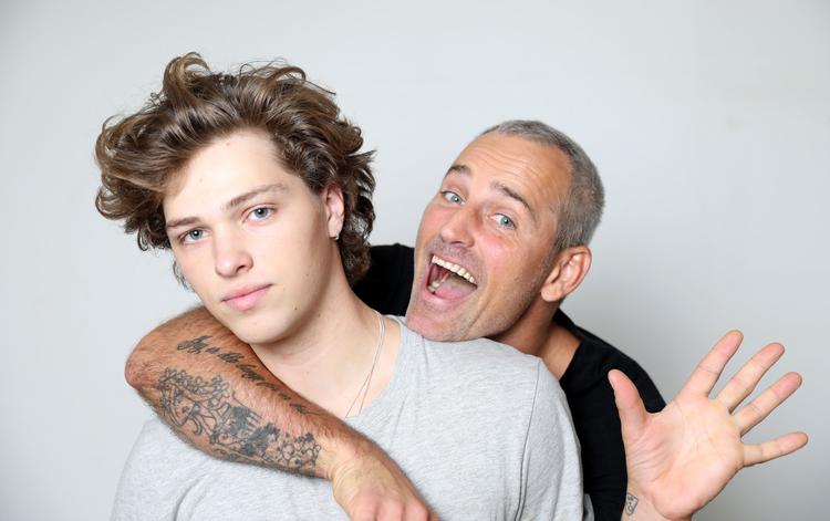 Oscar Bjerrehuus bliver omklamret af sin far Oliver. Men er det helt ufrivilligt? Pr-foto: DR