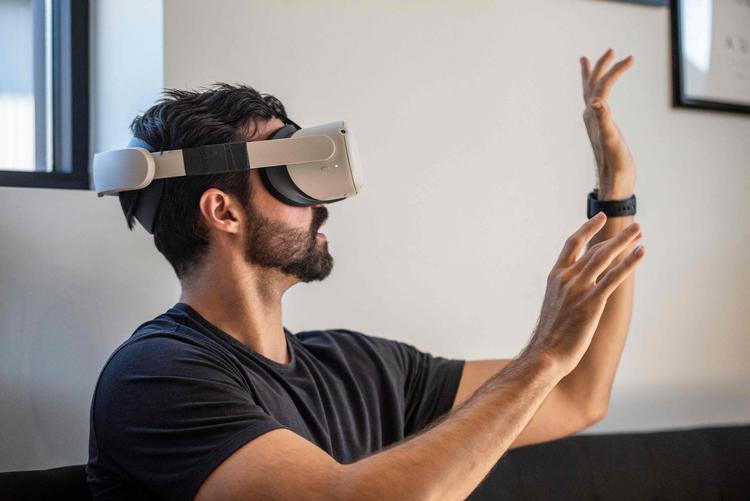 Oculus Quest-brillerne er bare nogle af de VR-briller, man kan finde på markedet, og som altså fører til en stigning i antallet af skadesanmeldelser hos forsikringsselskaberne.  Foto: Sergio Flores/Ritzau Scanpix