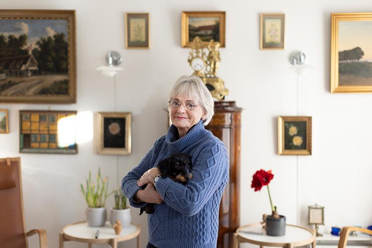 Pia Kjærsgard, her fotograferet med hvalpen Sonja, fylder 75. Men forstår det ikke helt. Der er ingenting, hun gjorde som 50-årig, hun ikke stadig kan.  Foto: Thomas Borberg