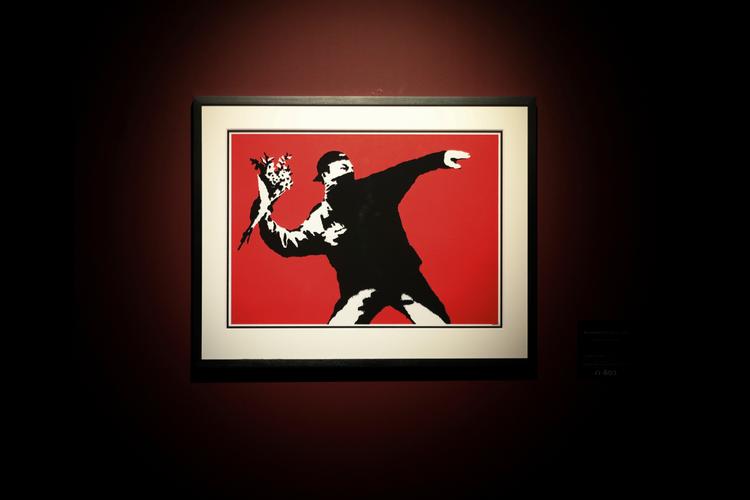 Den britiske finansmand og tidligere racerkører Maurizio Fabris købte i 2009 12 værker af Banksy. Et af dem var ’Flower Thrower’, der viser en maskeret mand, som skal til at kaste en buket blomster. 
 Foto: Marta Fernández Jara/Ritzau Scanpix