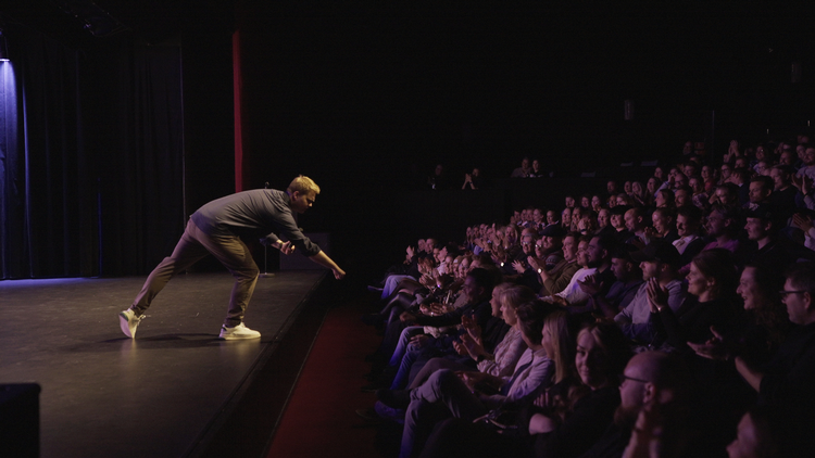 Lasse Madsen er meget god til at inddrage publikum i sin komik. Han får nærmest et nært forhold til visse udvalgte i løbet af en forestilling.  