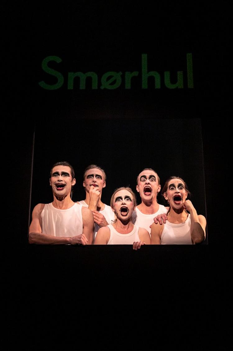 Som en kukkasse i kukkassen, en skærm på scenen, eller noget andet. De små smørhuller er skarpe og tankevækkende perler i en fin forestilling.  Foto: Dennis Westerberg