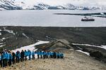 Selv om turisternes tøj rengøres efter hver landgang i Antarktis om her i Whalers Bay på Deception Island, kan det ikke undgås, at invasive arter slipper med i land. Foto: Janus Engel