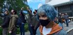 Trods sin agorafobi forstærket af angst for pandemien må Angela (Zoë Kravitz) begive sig ud i Seattles gader for at opklare et mord. Framegrab 