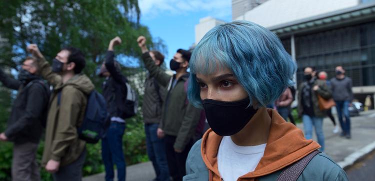 Trods sin agorafobi forstærket af angst for pandemien må Angela (Zoë Kravitz) begive sig ud i Seattles gader for at opklare et mord. Framegrab 