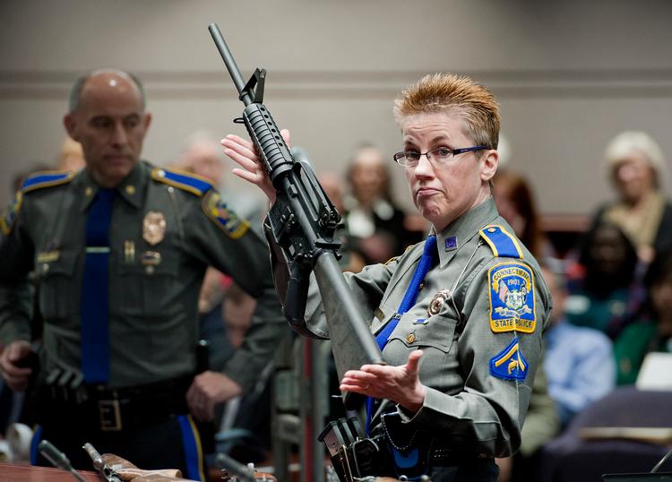 Barbara J. Mattson fra Connecticut statspoliti holder her riflen af samme type som den, der blev brugt ved skoleskyderiet i staten. Arkivfoto. Foto: Jessica Hill/Ritzau Scanpix