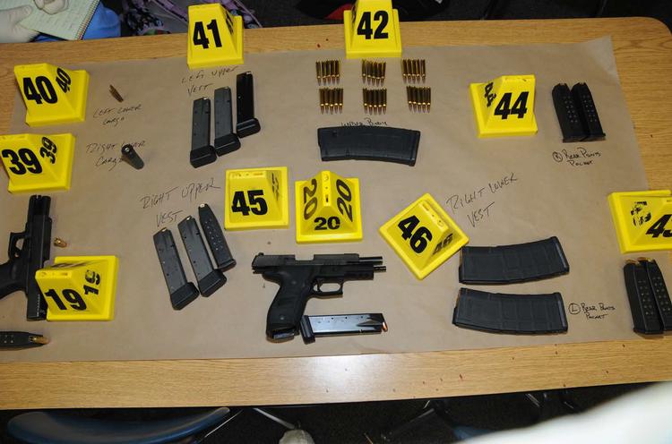 Våben og ammunition fundet på skolen efter skoleskyderiet. (REUTERS/Connecticut State Police) Foto: Handout/Ritzau Scanpix