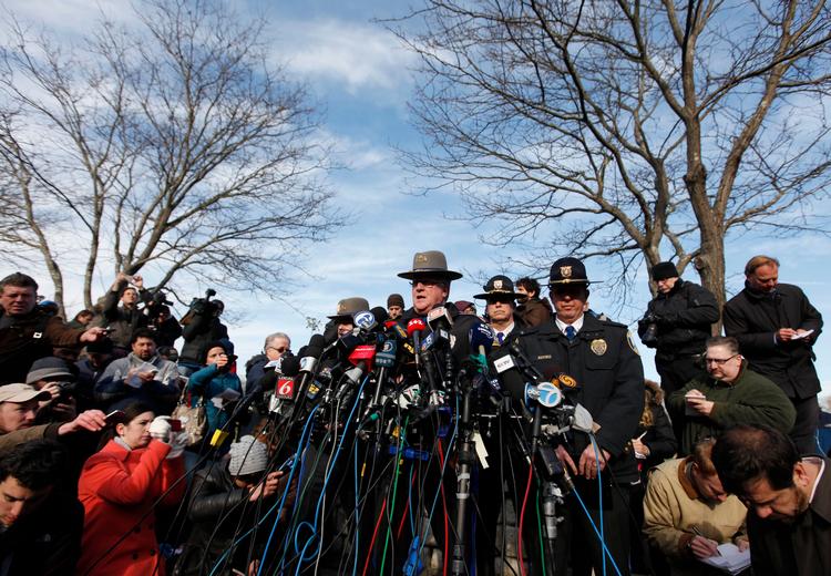 Lt. J. Paul Vance fra the Connecticut State Police holder pressemøde for de journalister, der er mødt talstærkt frem. (AP Photo/Jason DeCrow) Foto: Jason Decrow/Ritzau Scanpix