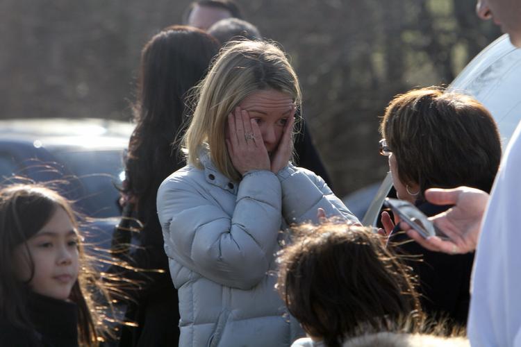 En kvinde græder, da hun kommer for at hente hendes børn efter skoleskyderiet. (AP Photo/The Journal News, Frank Becerra Jr.) Foto: Frank Becerra Jr./Ritzau Scanpix