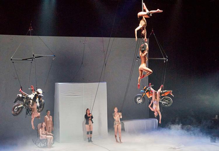 Østrigske Florentina Holzinger laver en brutal parodi på ballet med sin forestilling 'Tanz', her fra Hamburg 2020. Her hænger en kunstner udspændt i sit hår fra loftet. Foto: Georg Wendt/Ritzau Scanpix