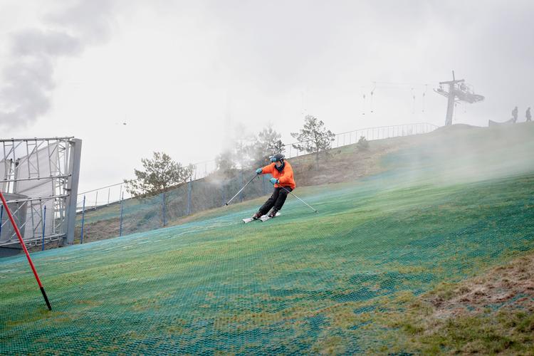 Ingen sne? Ingen hindring på CopenHill, hvor du sagtens kan stå på ski på en gråvejrsdag med plusgrader. Foto: Valdemar Ren