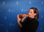 Den spanske instruktør Carla Simóns film ’Alcarrás’ har vundet Guldbjørnen ved filmfestivalen Berlinalen i Berlin. Foto: Ronny Hartmann/Ritzau Scanpix