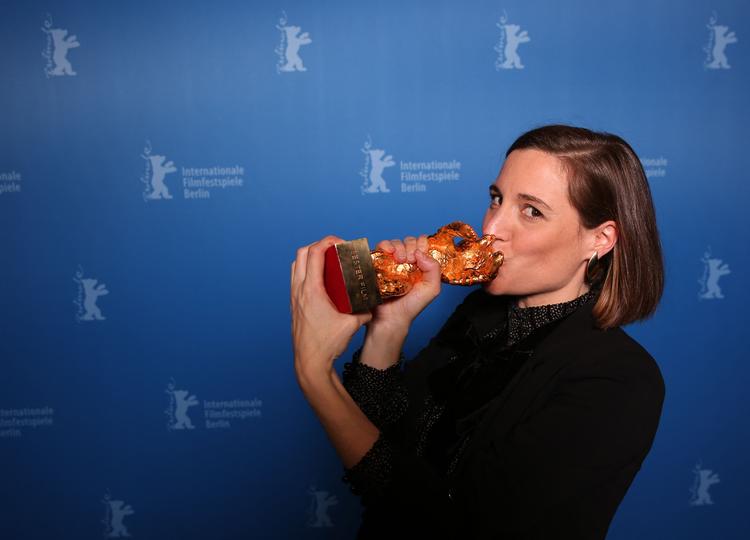 Den spanske instruktør Carla Simóns film ’Alcarrás’ har vundet Guldbjørnen ved filmfestivalen Berlinalen i Berlin. Foto: Ronny Hartmann/Ritzau Scanpix