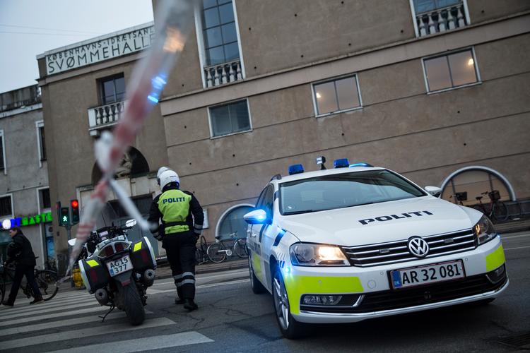 Politiet i Danmark kører i dieseldrevne VW Passat-patruljevogne. Men el-bilerne er så småt på vej ind i vognparken hos politistyrker i udlandet. Foto: Janus Engel