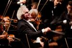 Det var Berlinerfilharmonikerne, der gav den gas på albummet med Bruckners 4. symfoni. Her er de fotograferet med dirigenten Simon Rattle i DR i 2013. Arkivfoto Per Folkver