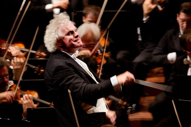 Det var Berlinerfilharmonikerne, der gav den gas på albummet med Bruckners 4. symfoni. Her er de fotograferet med dirigenten Simon Rattle i DR i 2013. Arkivfoto Per Folkver