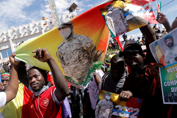     De seneste måneder har demonstranter i Mali støttet den nye militærregering og samtidig rettet voldsomme angreb på Frankrig og den internationale koalition. Foto: Paul Lorgerie/Ritzau Scanpix