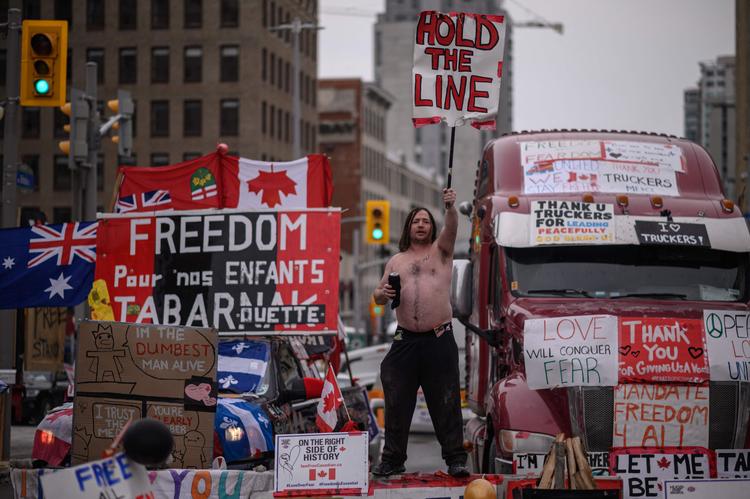 Over 250.000 følger facebooksiden 'Freedom Convoy 2022', hvor bevægelsen holder pressemøder og giver opdateringer fra Ottawa., Canada.. Foto: Ed Jones/Ritzau Scanpix