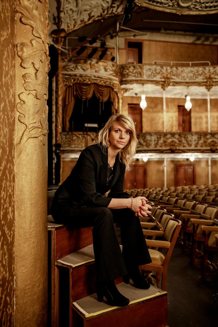  Trine Holm Thomsen insisterer på, at »succes kommer indefra«, og at det derfor er ensemblet og teaterhuset, hun er stolt af.
Foto: Isak Hoffmeyer /Aarhus Teater 